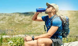 همه چیز درباره نوشیدن آب در کوهپیمایی