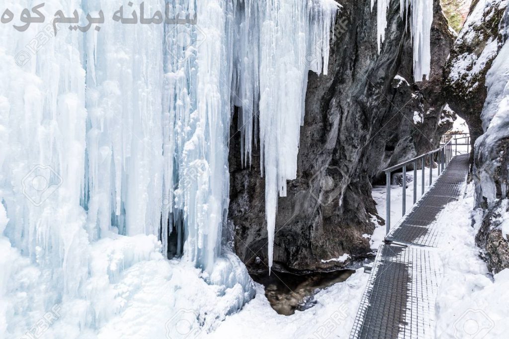 برای کوهنوردی در مسیر های برفی و یخ زده ، از زنجیر های یخ شکن استفاده کنید.