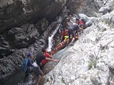 امدادرسانی عوامل هلال‌احمر به کوهنورد سقوط کرده