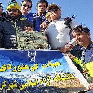 صعود تیم کوهنوردی واحد شهرکرد به بلندترین قله رشته‌کوه الوند