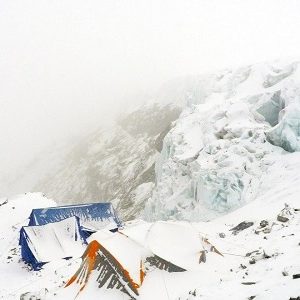 یک جان باخته و ۱۰ کوهنورد گرفتار در اثر بارش سنگین برف در مراپیک