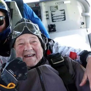 ثبت رکورد چتربازی در ۱۰۳ سالگی!