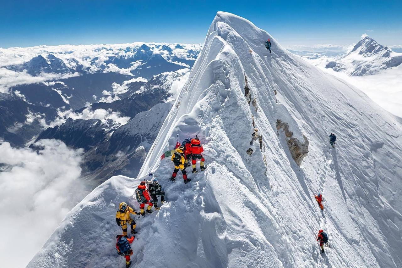 سال گذشته پس از ۴۵ سال، در فصل پاییز قله اصلی ماناسلو صعود شد. درواقع اولین صعود ماناسلو در پاییز، در سال ۱۹۷۶ توسط تیم مشترک ایرانی و ژاپنی انجام شده بود.