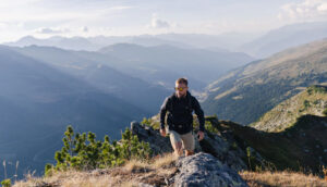 پلار کوهنوردی چیست؟ راهنمای راهنمای خرید لباس کوهنوردی2026